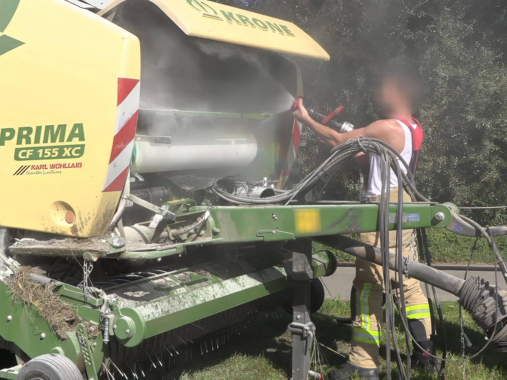 Brand-in-Heuballenpresse-in-Dornbirn