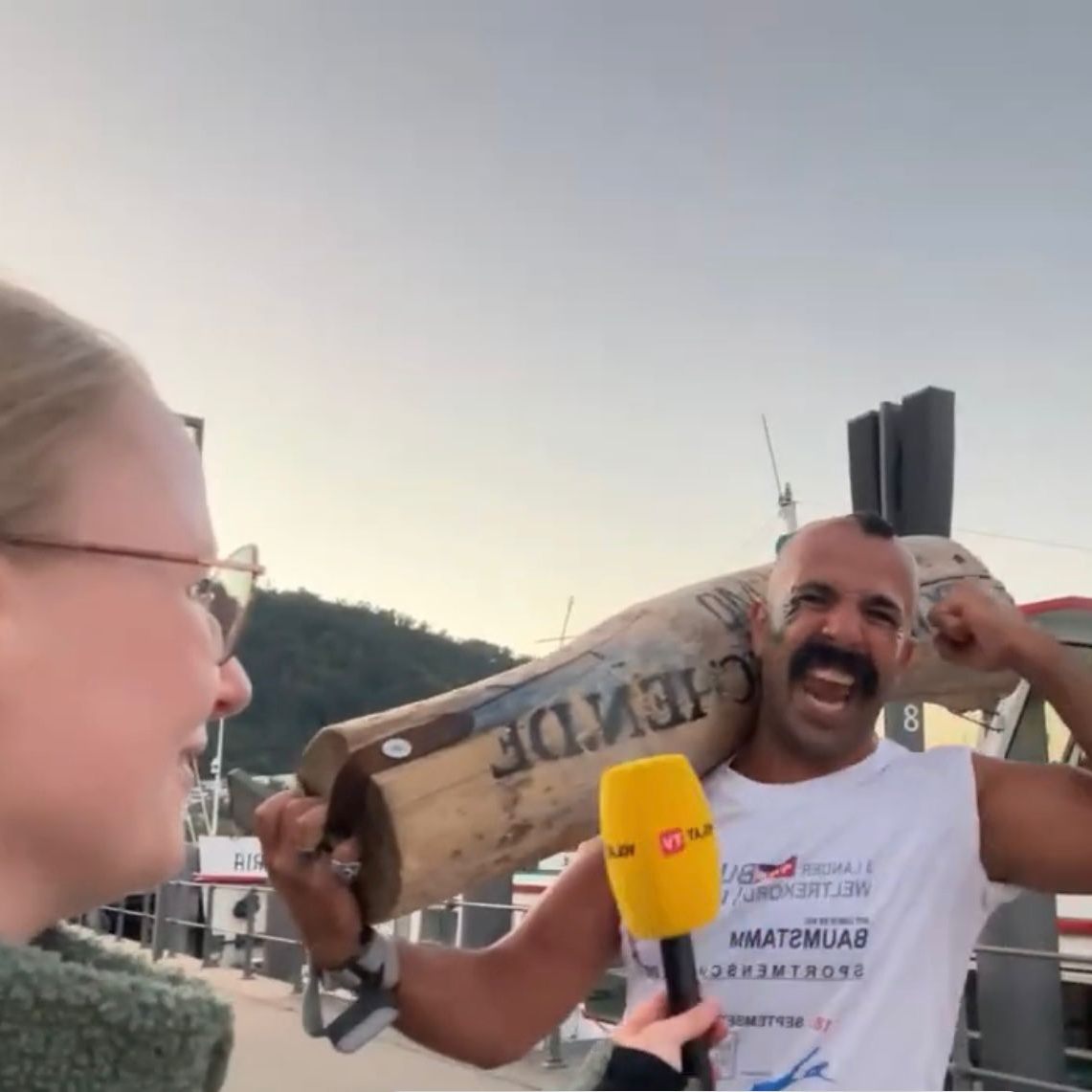 Der Baumstammläufer bei einem Bewerb. Am Donnerstag läuft er durch Bregenz.