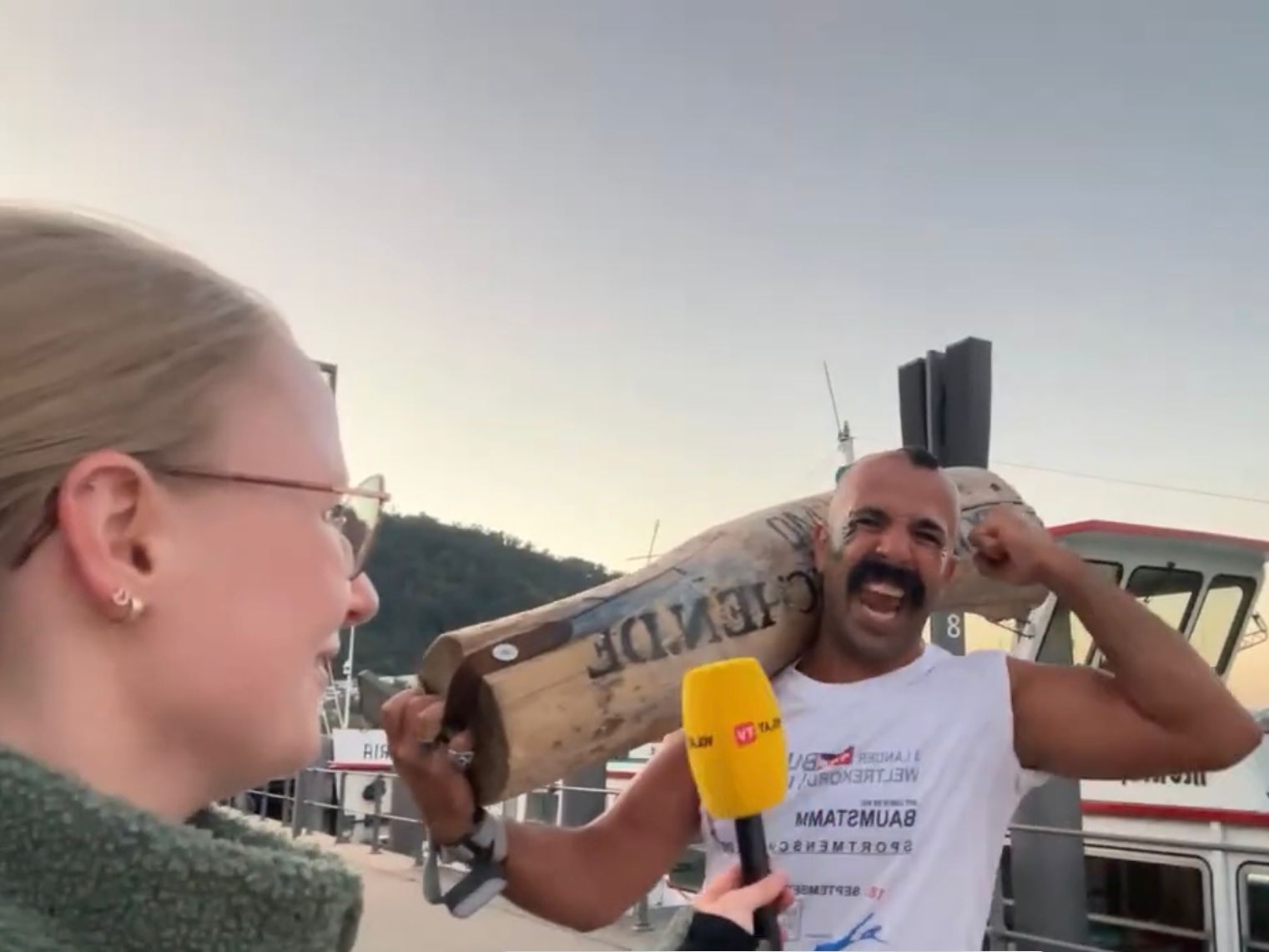 Der Baumstammläufer bei einem Bewerb. Am Donnerstag läuft er durch Bregenz.