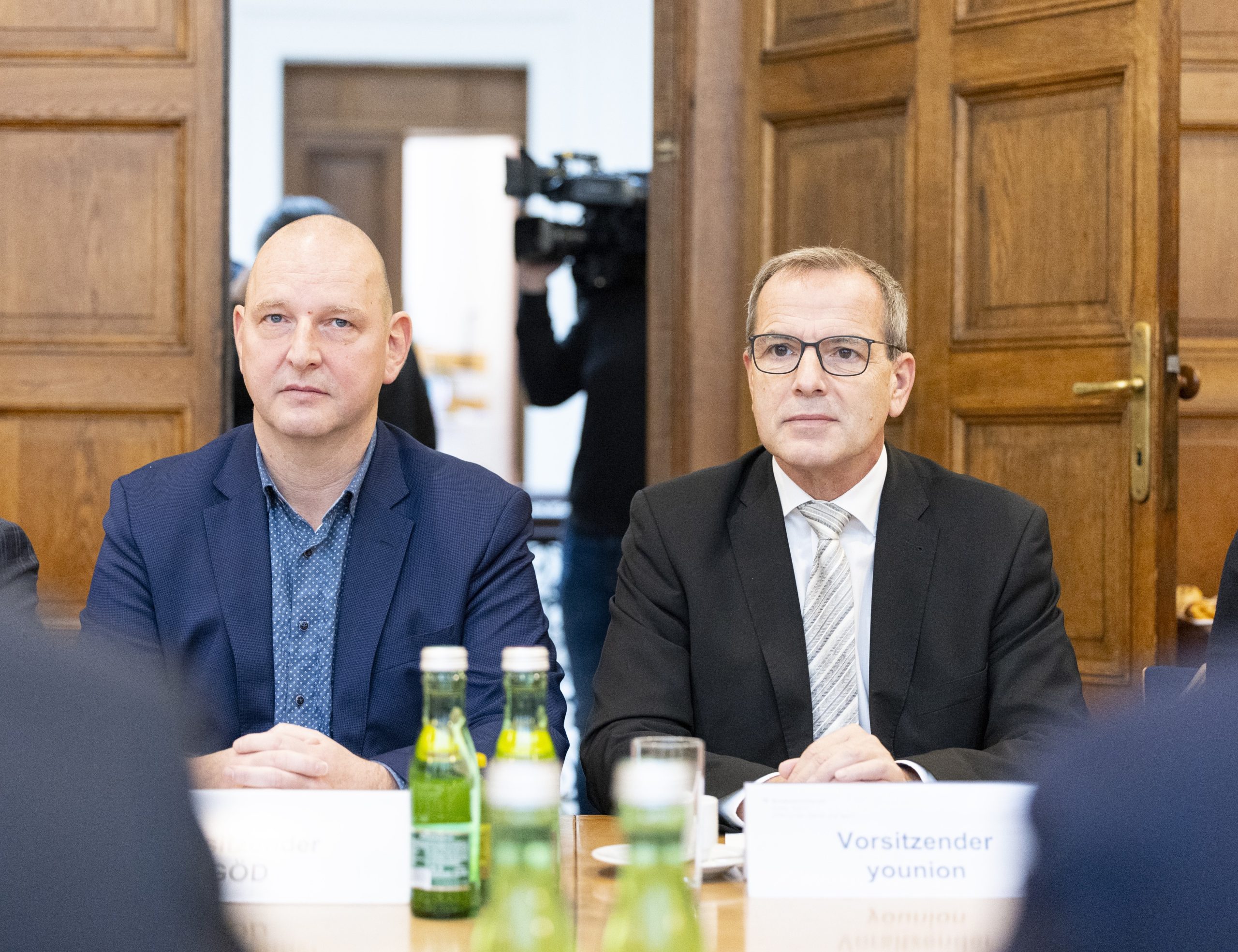 Verhandlungsführer Eckehard Quin von der GÖD und Christian Meidlinger von der younion. Verhandlungsführer Eckehard Quin von der GÖD und Christian Meidlinger von der younion.