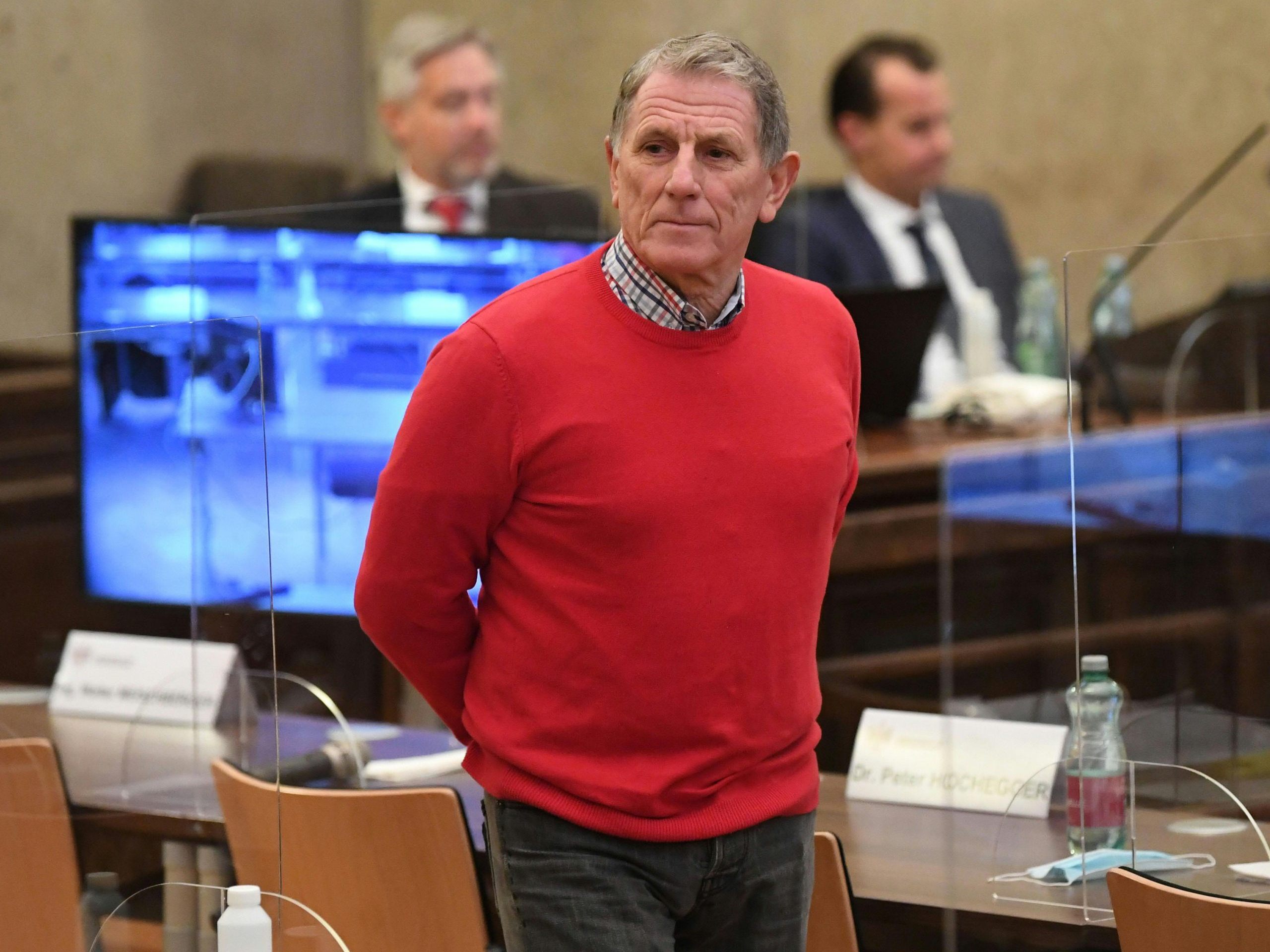Peter Hochegger will mit Fußfessel als Nachtportier arbeiten. Peter Hochegger will mit Fußfessel als Nachtportier arbeiten.