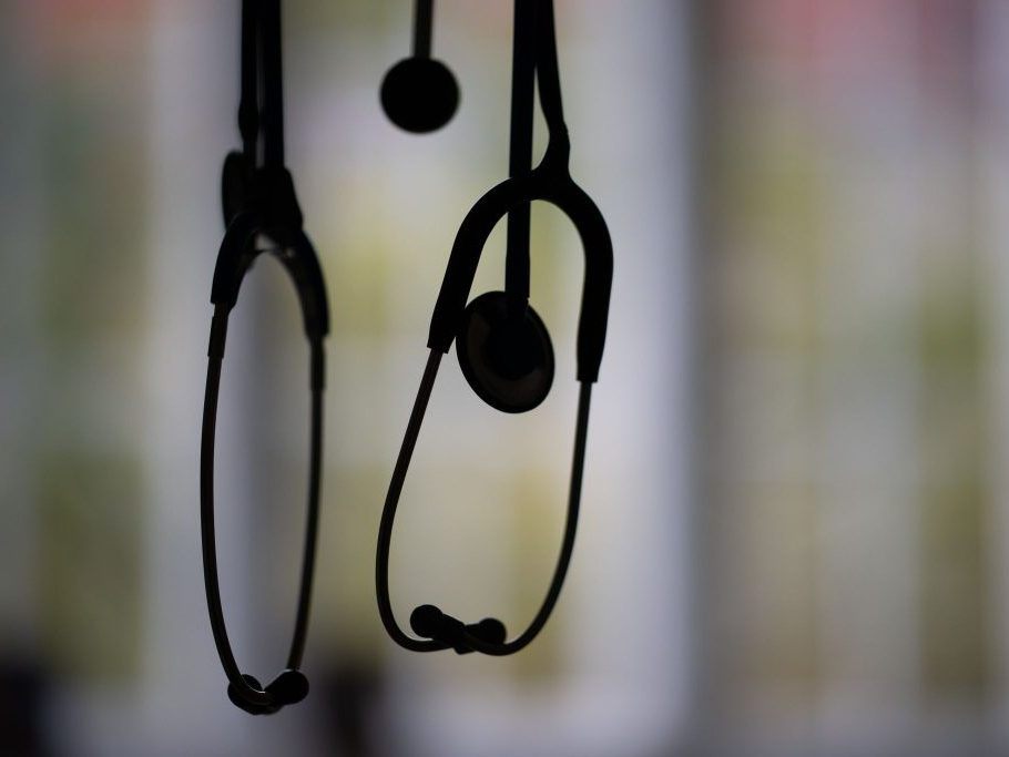 Patient-Gesundheitssystem-auf-dem-OP-Tisch