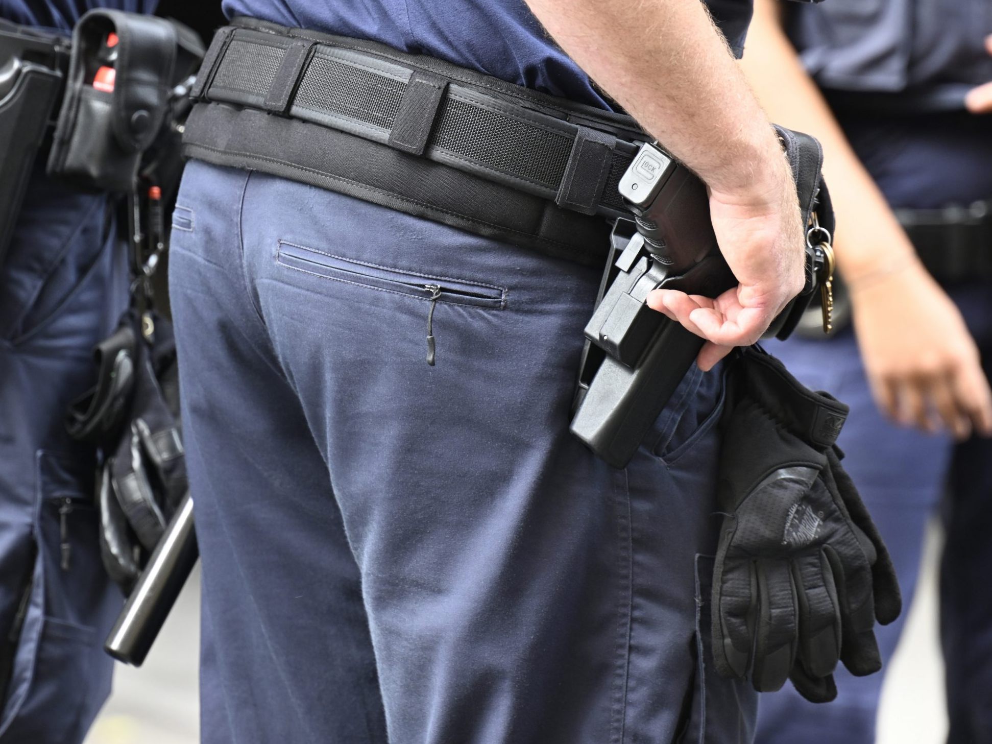 Bei einem Schusswechsel mit der Polizei wurde ein Mann schwer verletzt. Bei einem Schusswechsel mit der Polizei wurde ein Mann schwer verletzt.