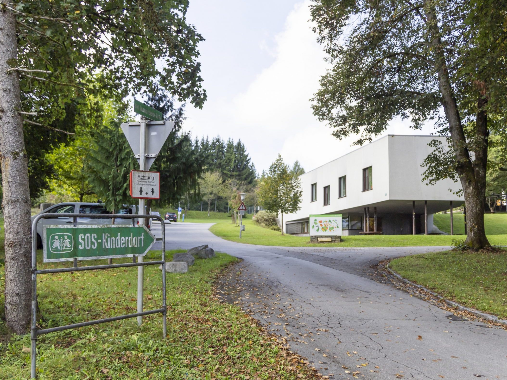 Nach schweren Vorwürfen gegen das SOS-Kinderdorf in Moosburg bei Klagenfurt hat die Institution am Mittwoch eine "externe Evaluierung der Aufarbeitungsprozesse" angekündigt.
