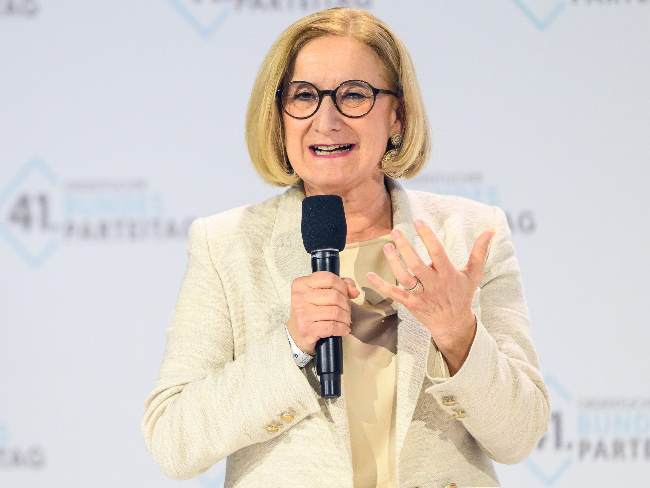 Mikl-Leitner fordert: Grenzen im Gesundheitsbereich abbauen.