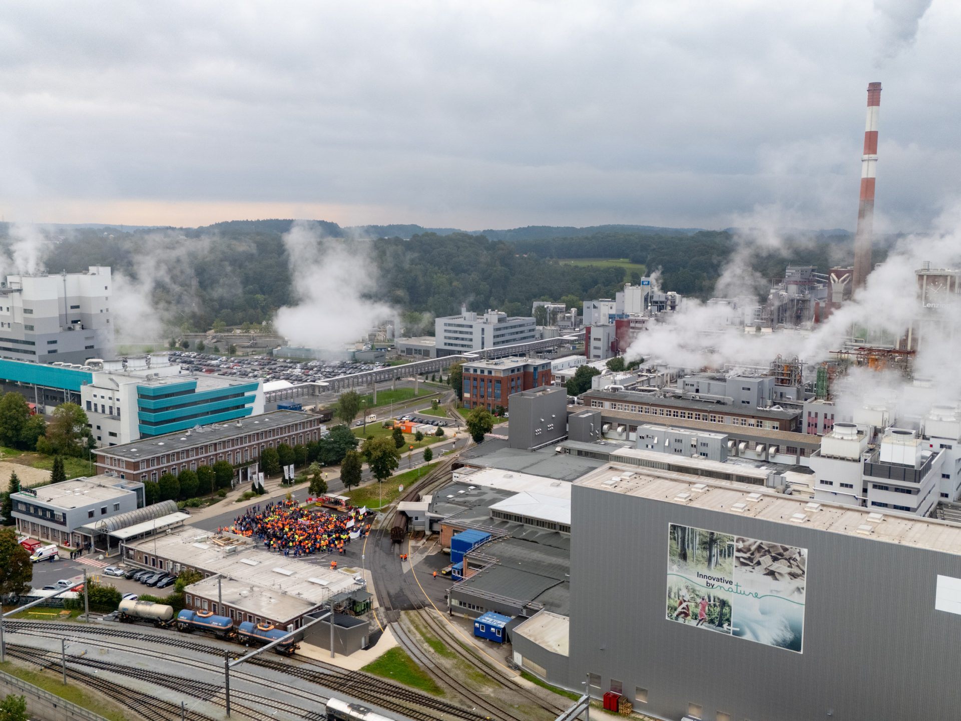 Lenzing baut bis Ende 2027 bis zu 600 Jobs ab.
