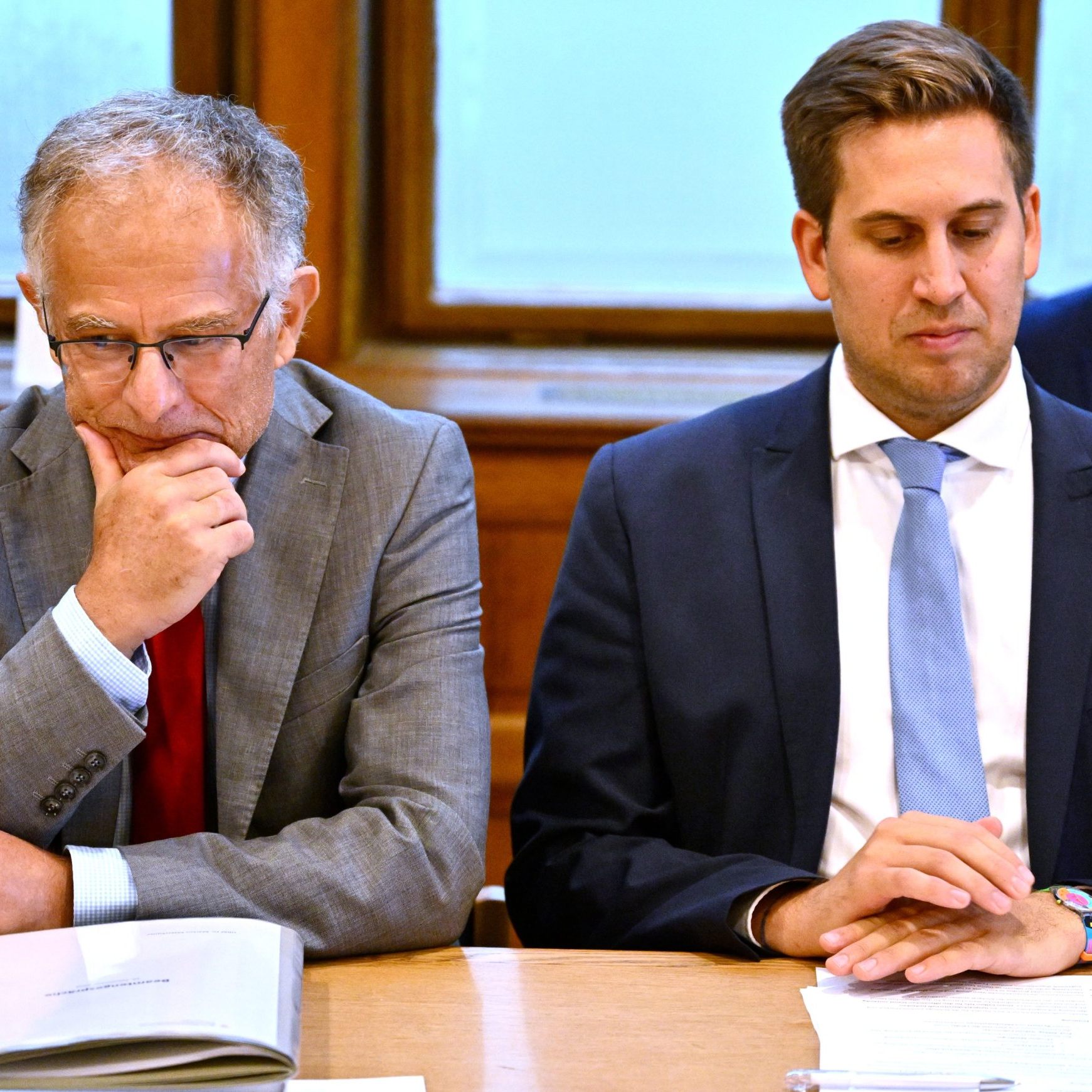 Finanzminister Markus Marterbauer (SPÖ) und Staatssekretär Alexander Pröll (ÖVP) führen die Gespräche mit den Gewerkschaften GÖD und younion über die geplante Gehaltsregelung.