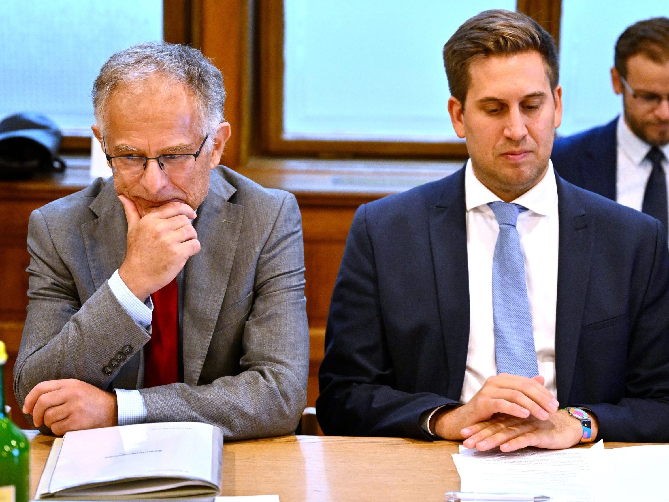 Finanzminister Markus Marterbauer (SPÖ) und Staatssekretär Alexander Pröll (ÖVP) führen die Gespräche mit den Gewerkschaften GÖD und younion über die geplante Gehaltsregelung.