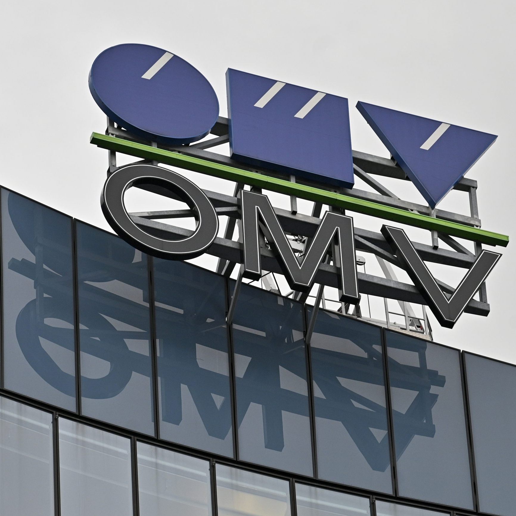 Die OMV plant einen massiven Jobabbau und schweigt dazu.