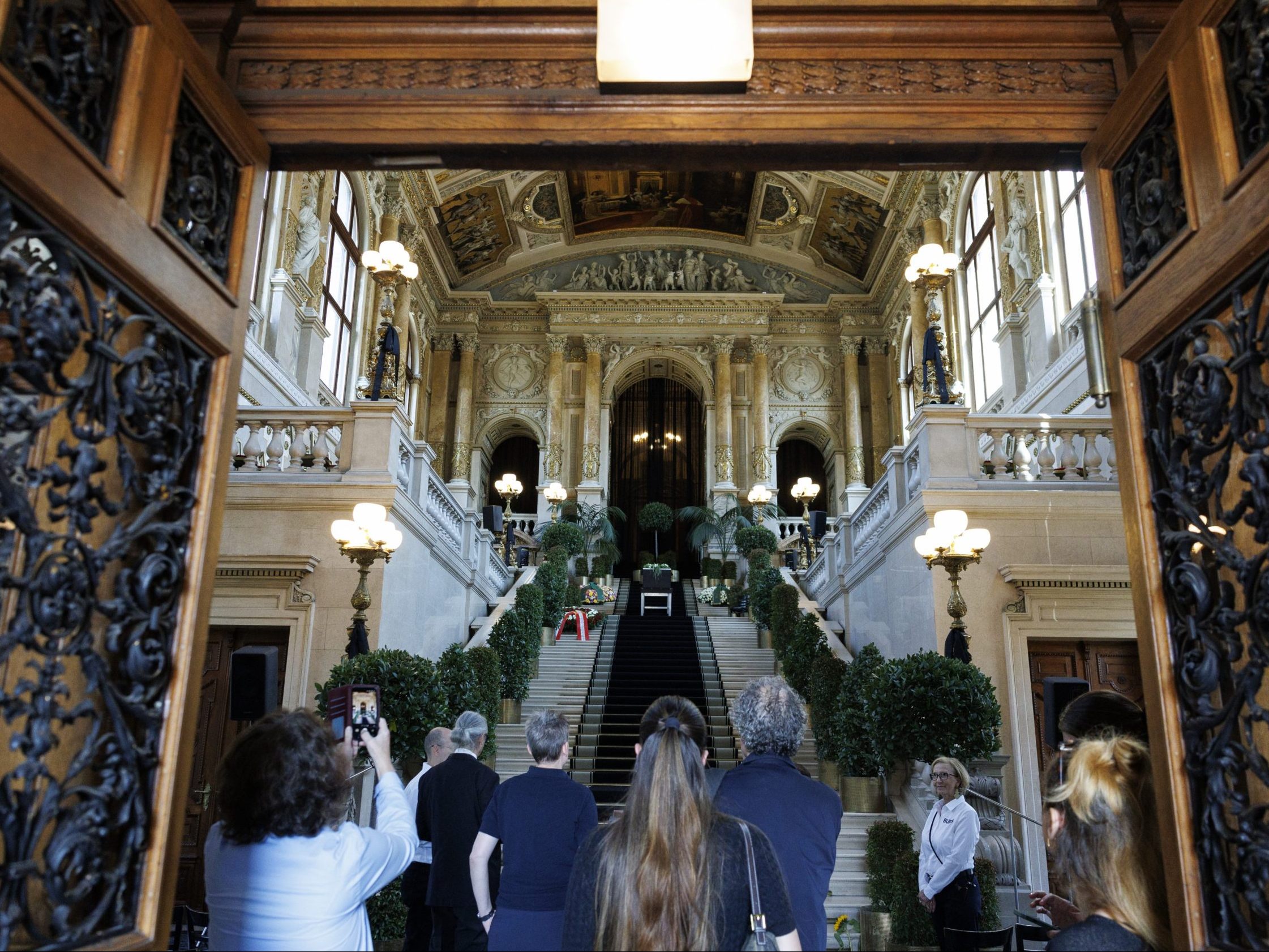 Wien nimmt von Claus Peymann Abschied. Wien nimmt von Claus Peymann Abschied.