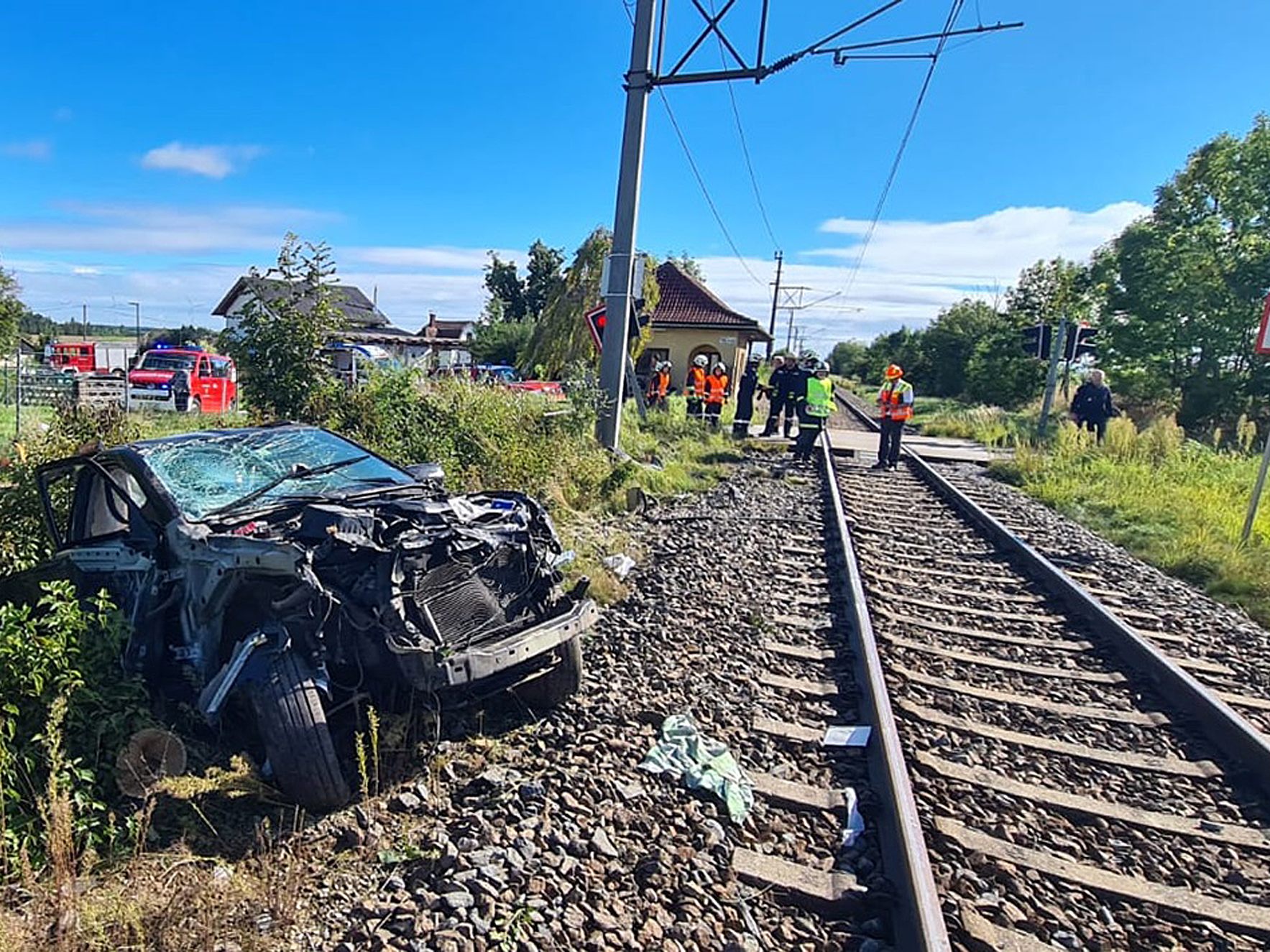 Auto prallte gegen Zug Auto prallte gegen Zug