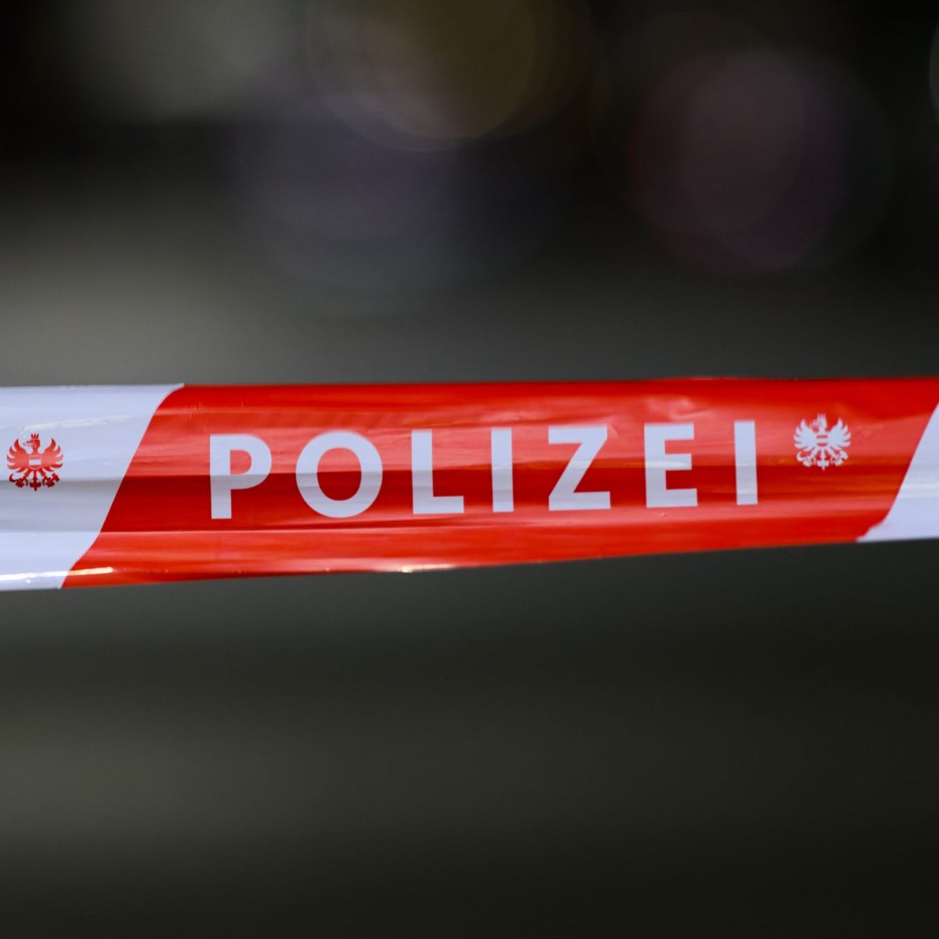 Wagenheber weggerutscht, Deutscher unter Pkw eingeklemmt