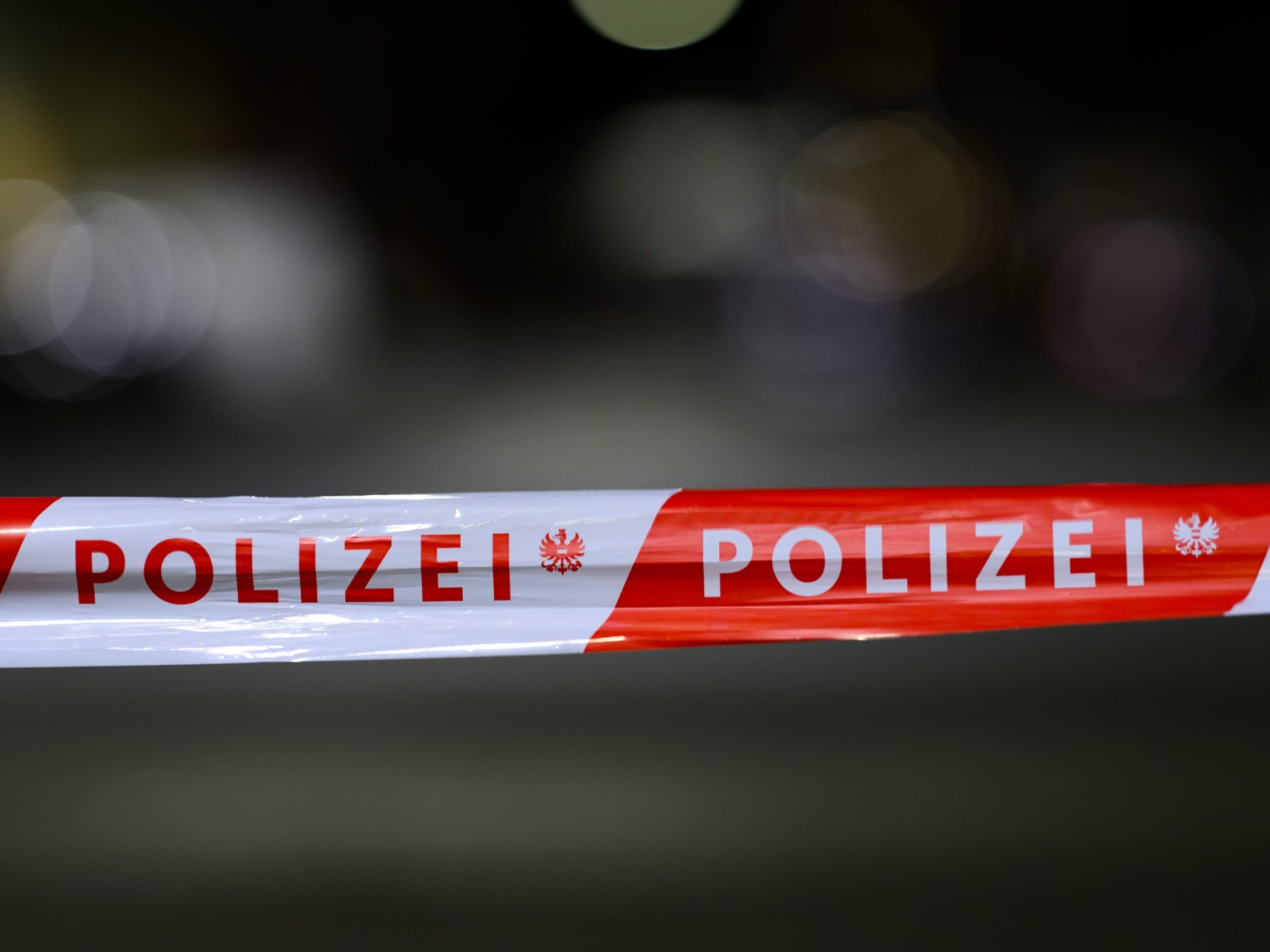 Wagenheber weggerutscht, Deutscher unter Pkw eingeklemmt
