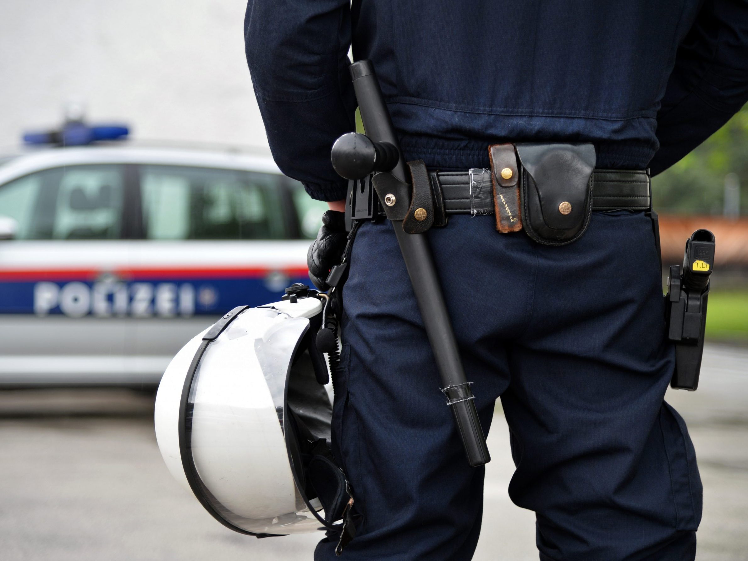 Ein alkoholisierter Autofahrer schleifte einen Beamten in Dornbirn mit.