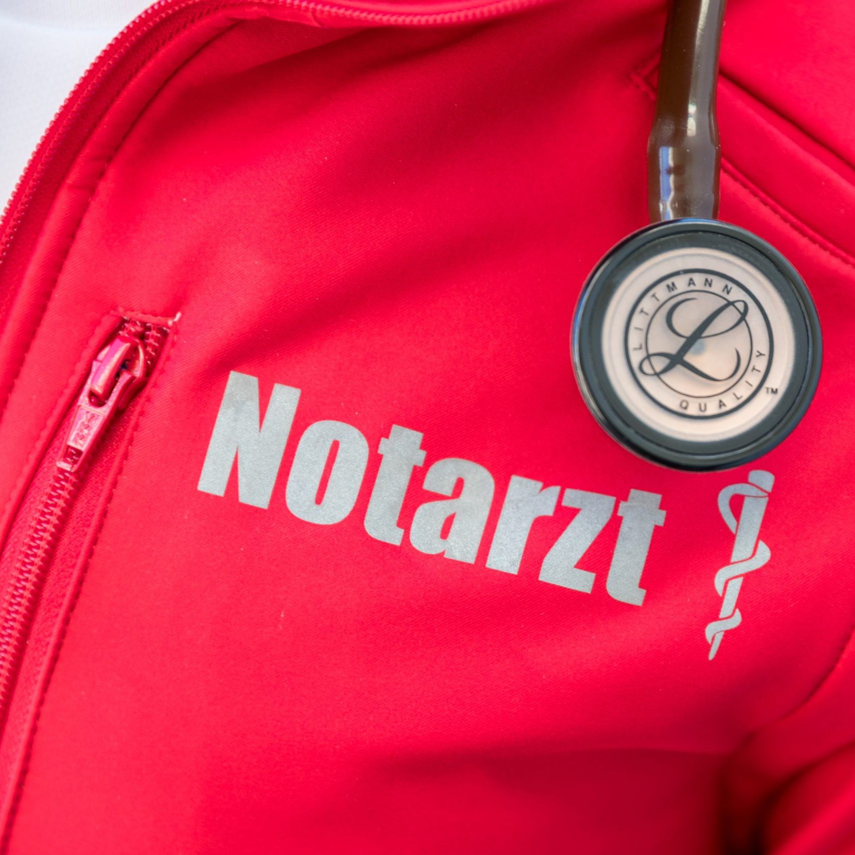 Ein Mädchen (7) wurde in Landeck von einem Auto erfasst und verletzt.