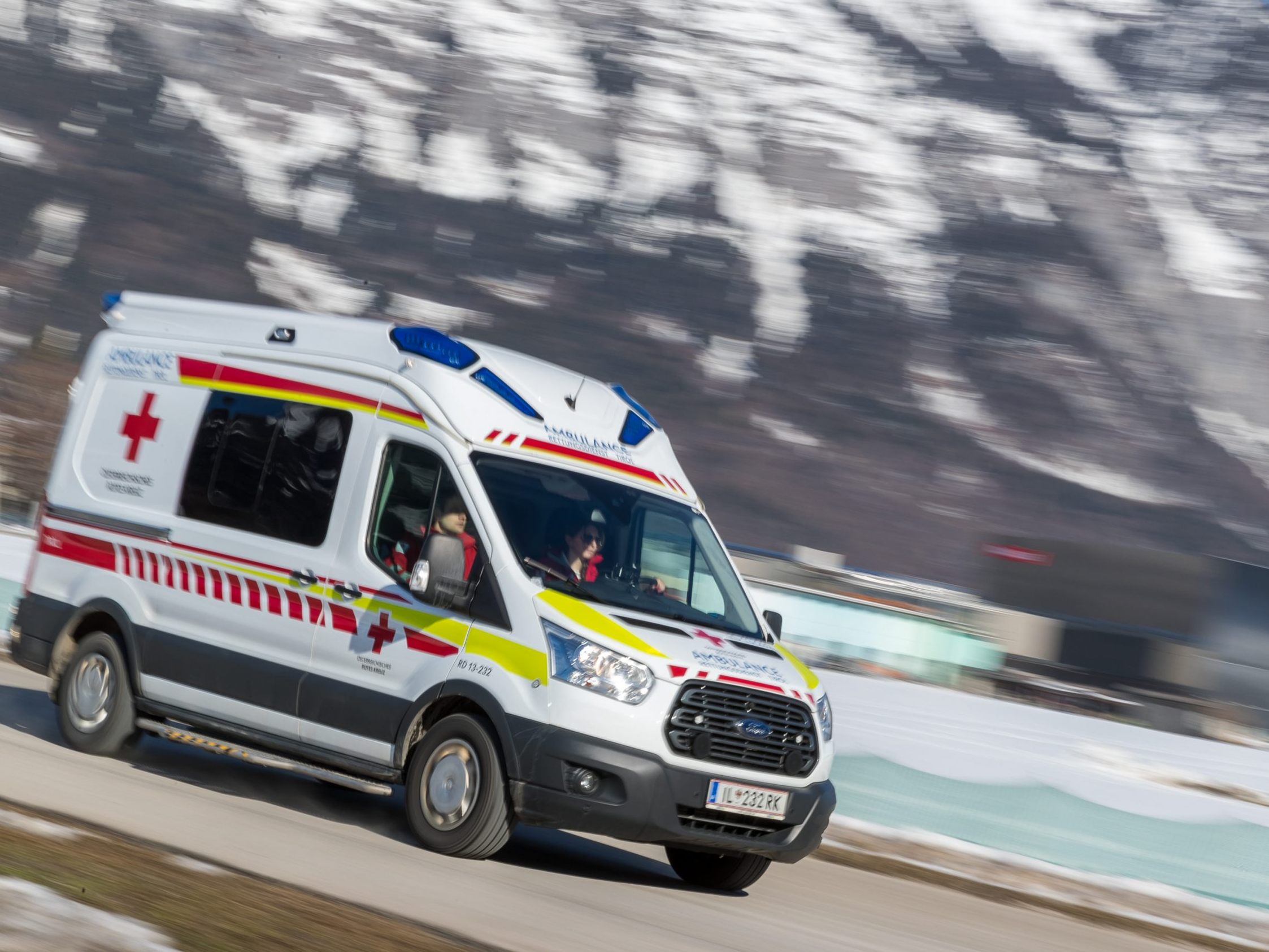 Motorradfahrer-bei-Wheely-Unfall-schwer-verletzt