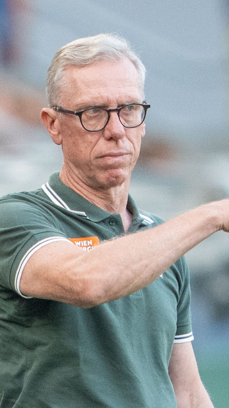 Rapid - im Bild Trainer Stöger - bekommt es im Cup mit Oberwart zu tun.