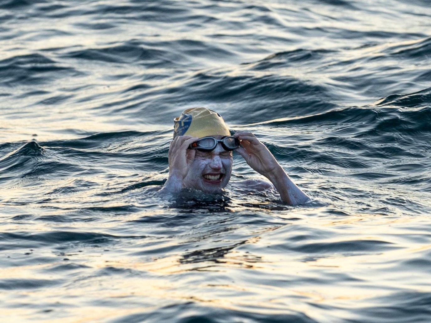Unter 20 Stunden: Sarah Thomas stellt neuen Rekord im Bodensee auf. Unter 20 Stunden: Sarah Thomas stellt neuen Rekord im Bodensee auf.