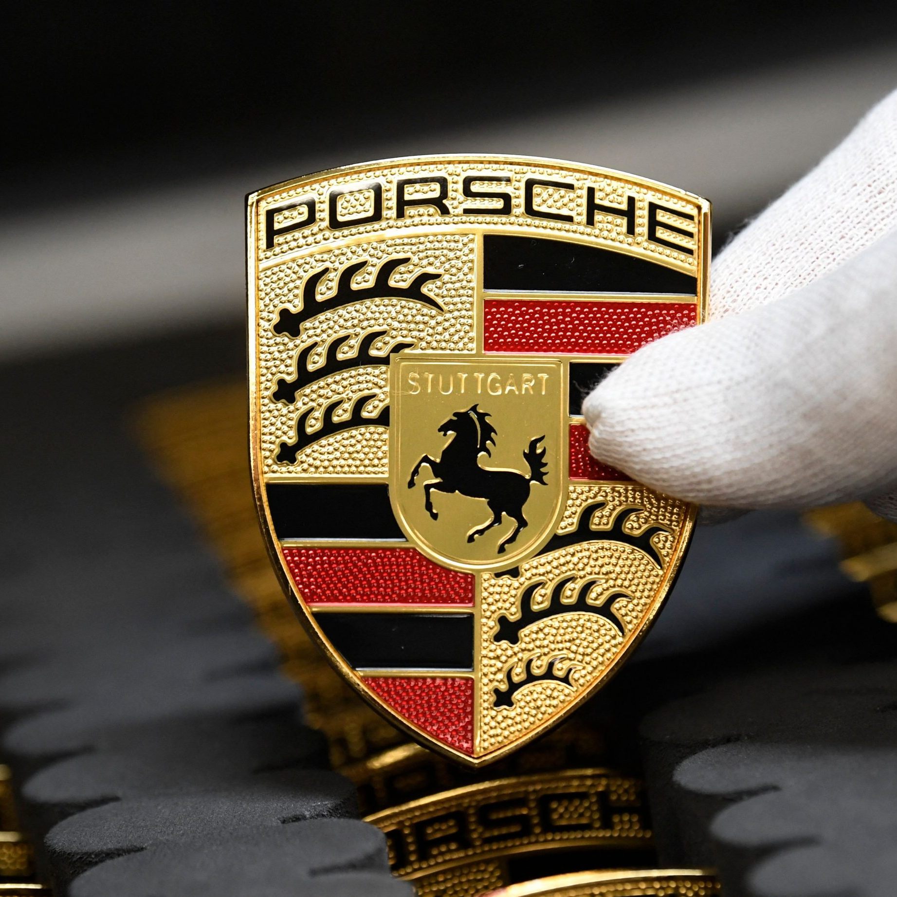 Die Porsche AG mit Sitz in Stuttgart steht vor dem möglichen Verlust ihrer Dax-Notierung.