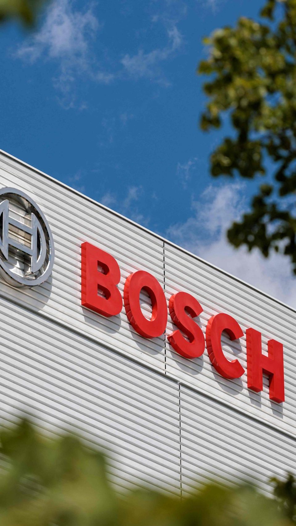 Der weltweit größte Autozulieferer Bosch will nach einem Medienbericht eine fünfstellige Zahl von Arbeitsplätzen in der Kernsparte Mobility abbauen.