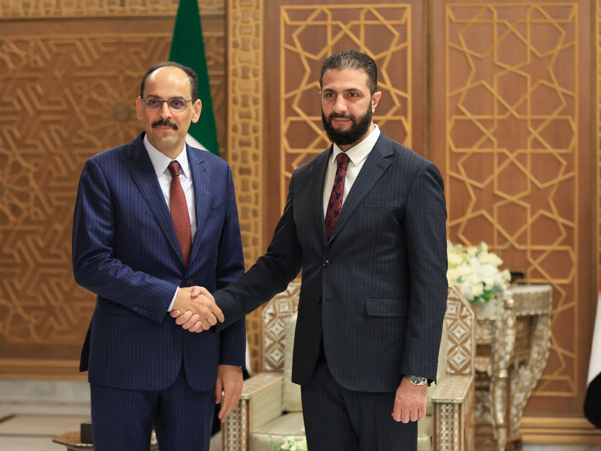 Seit dem Sturz von Ex-Machthaber Bashar al-Assad wird das Land mit rund 23 Millionen Einwohnern von einer Übergangsregierung unter Führung von Interimspräsident Ahmed al-Sharaa (rechts) geführt.