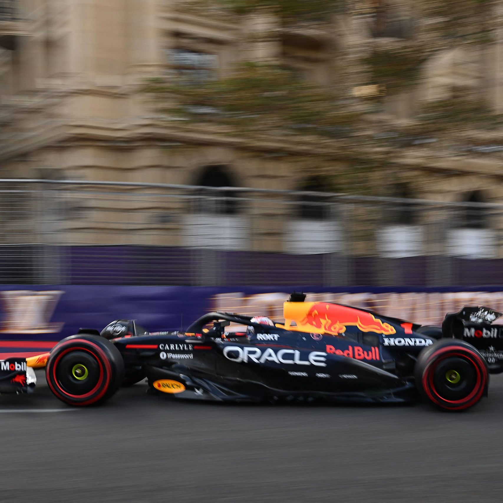 Formel-1-Weltmeister Max Verstappen hat sich am Samstag in einem chaotischen und von Unfällen geprägten Qualifying in Baku die Pole Position gesichert.