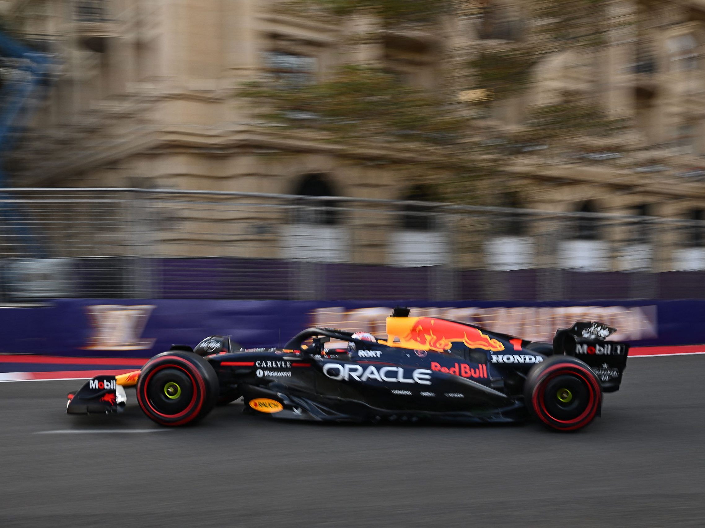 Formel-1-Weltmeister Max Verstappen hat sich am Samstag in einem chaotischen und von Unfällen geprägten Qualifying in Baku die Pole Position gesichert.