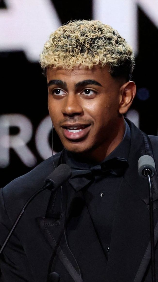 Lamine Yamal wurde am Montag als bester Nachwuchsspieler ausgezeichnet.