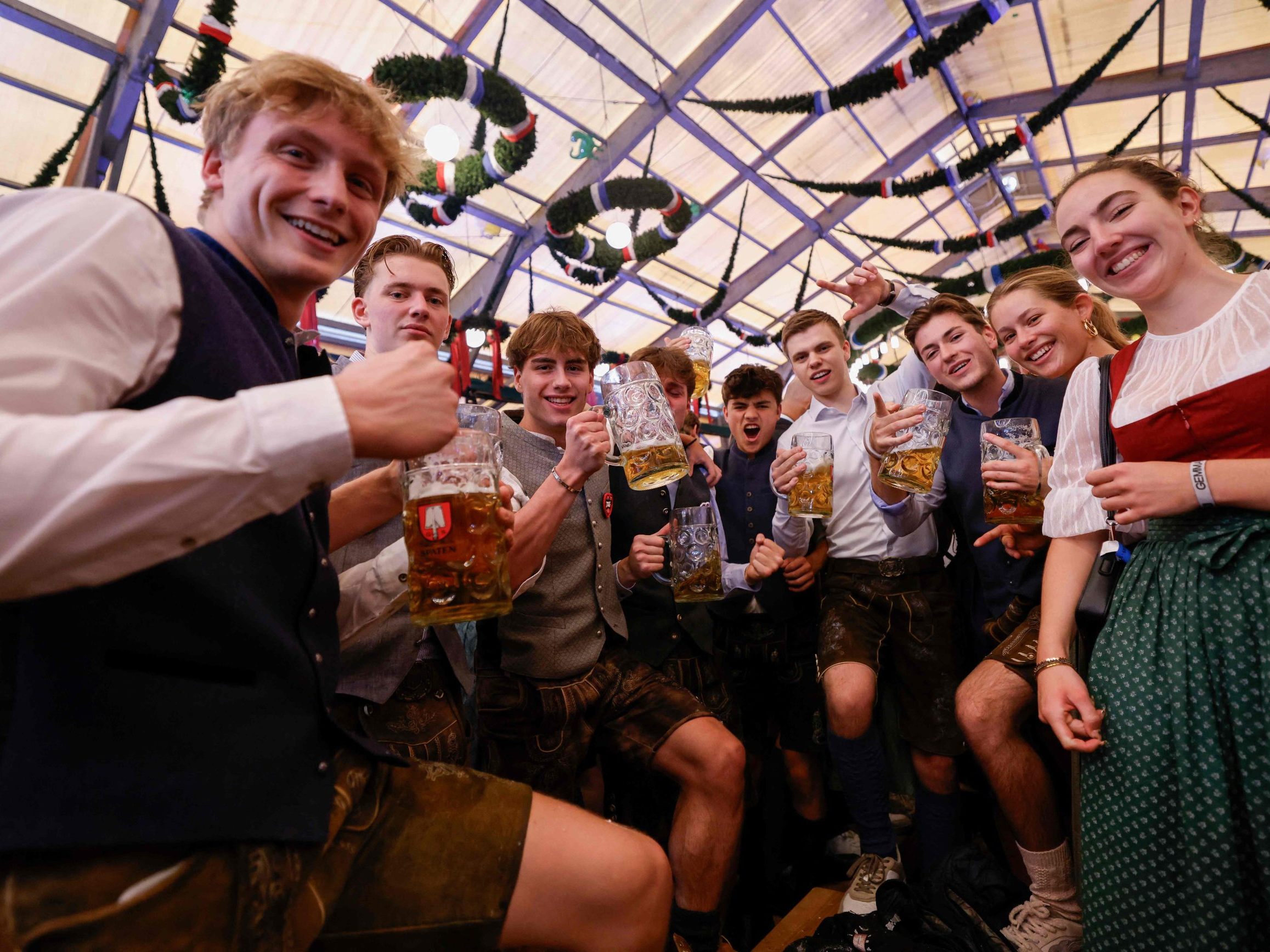 Wiesn dicht: Münchner Polizei greift wegen Menschenmassen ein