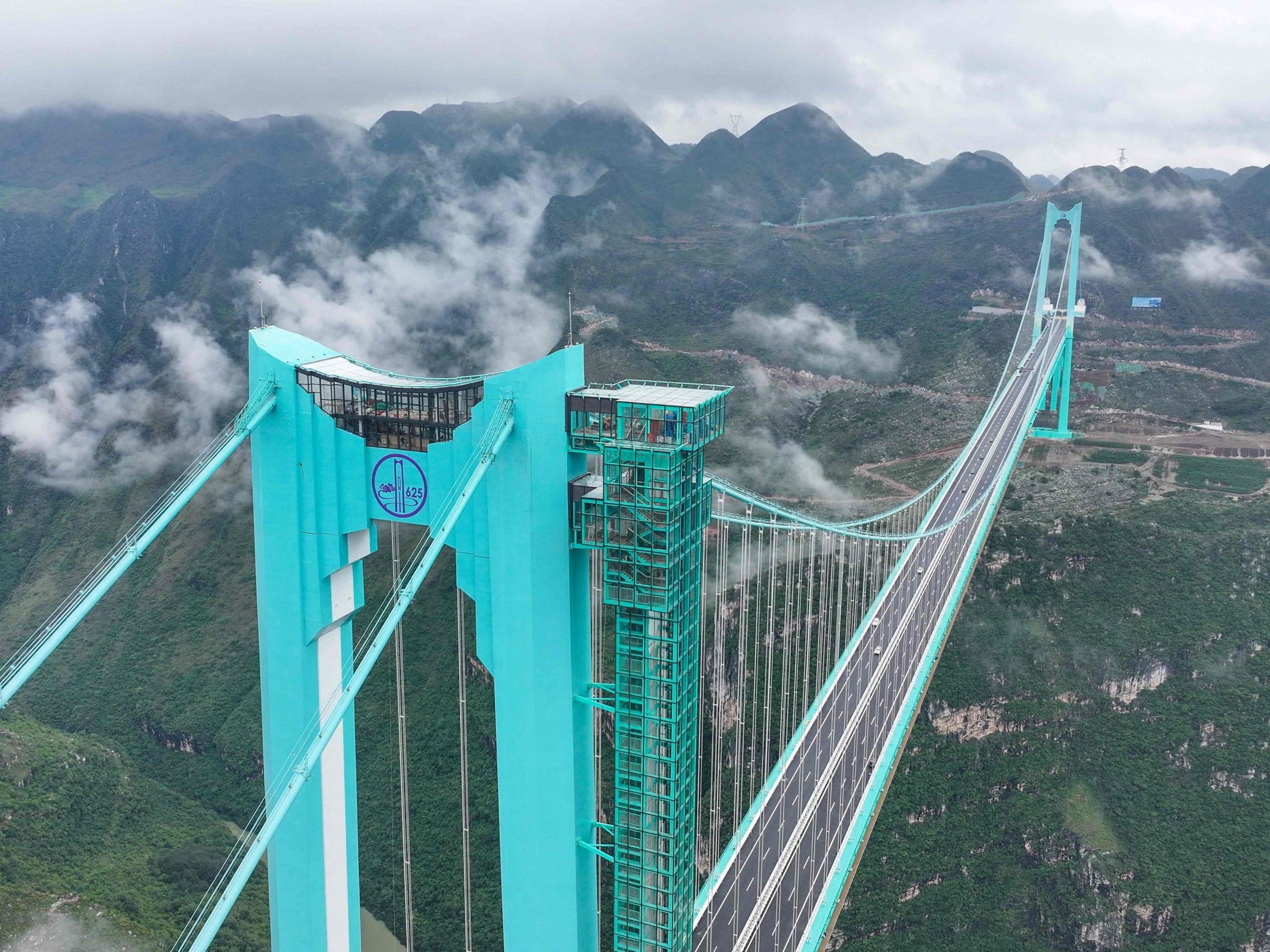 Die Huajiang Grand Canyon Bridge wurde eröffnet.