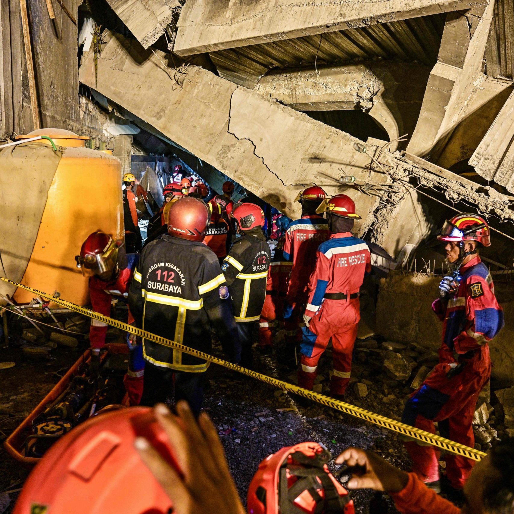 Ein Internat auf Java stürzte ein.