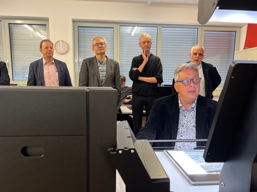 Interessierte Besucher:innen (vlnr: Herbert Lins/Stadt Feldkirch, Gerd Fleisch/Bgm. Meiningen, Gerhard Siegl/Wirtschaftsarchiv Vorarlberg, Richard Sonderegger/Archivar Göfis, Thomas Lampert/Bgm. Göfis, Abteilungsleiter Andreas Glass)