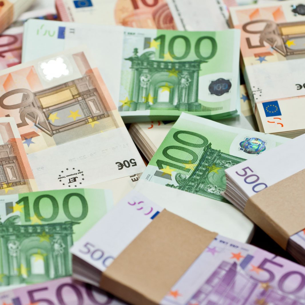 2024 schrumpfte Österreichs Wirtschaft weniger stark als gedacht.