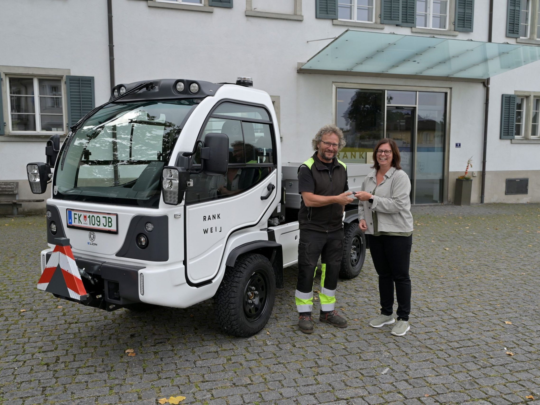Bauhofleiter Wilfried Ammann und Bürgermeisterin Katharina Wöß-Krall Bauhofleiter Wilfried Ammann und Bürgermeisterin Katharina Wöß-Krall