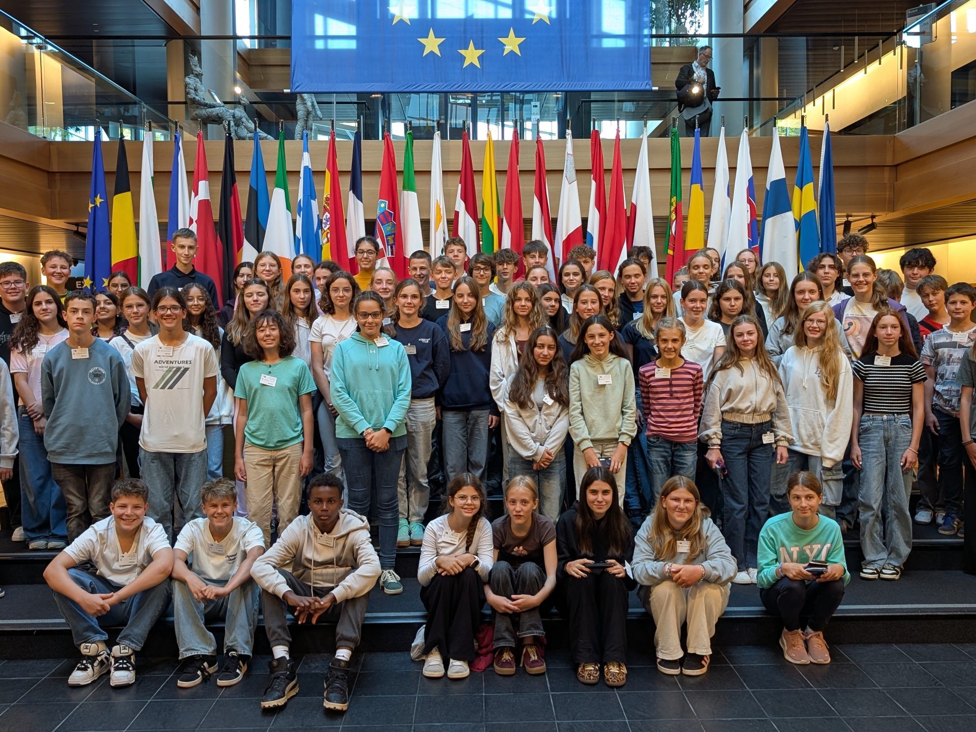 Die 4. Klassen des Gymnasiums Schillerstraße im EU-Parlament. Die 4. Klassen des Gymnasiums Schillerstraße im EU-Parlament.