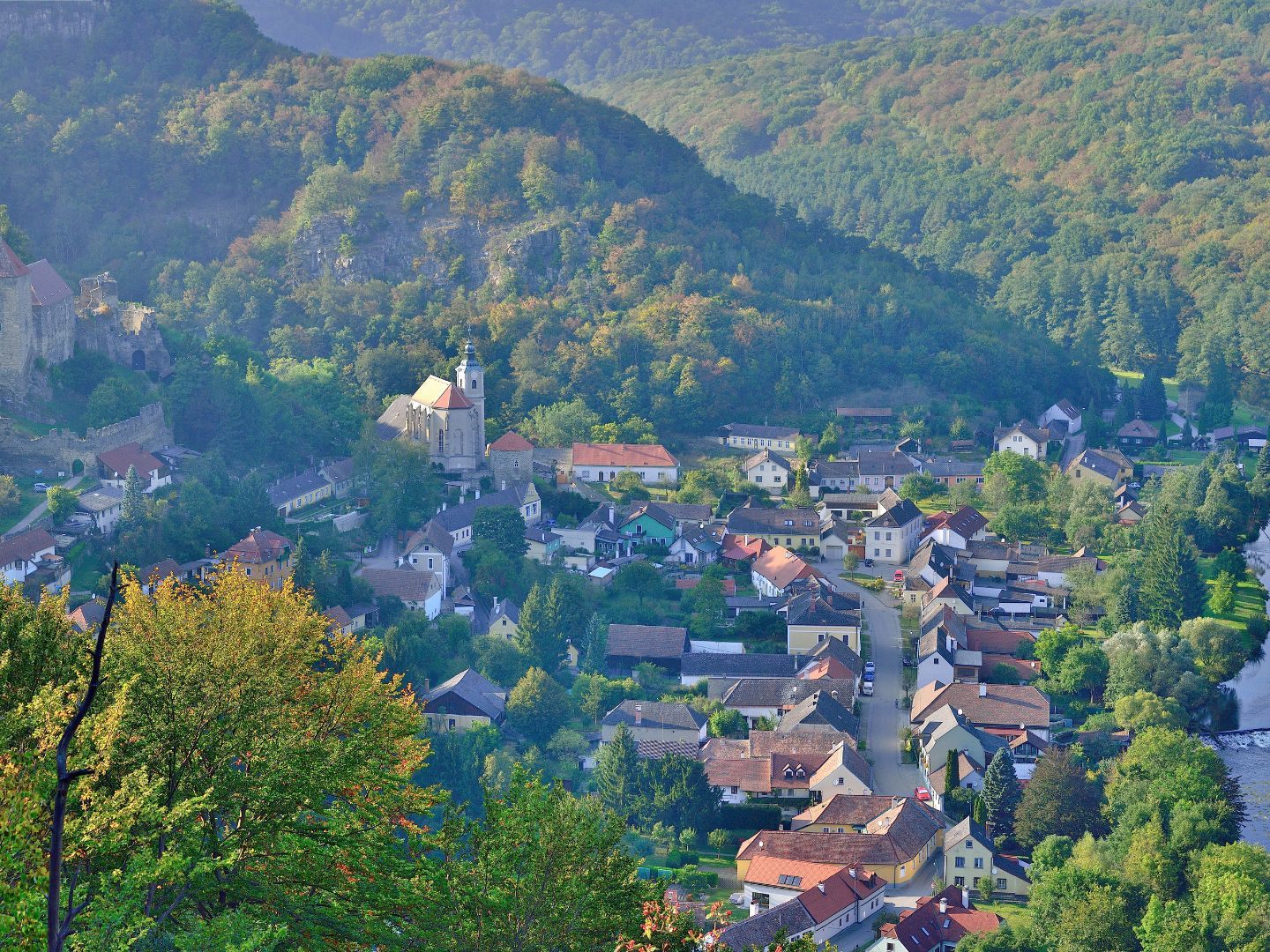 Im Bezirk Hollabrunn wurden, gemessen an der Einwohnerzahl, die meisten Immobilien in Niederösterreich verkauft. Im Bezirk Hollabrunn wurden, gemessen an der Einwohnerzahl, die meisten Immobilien in Niederösterreich verkauft.