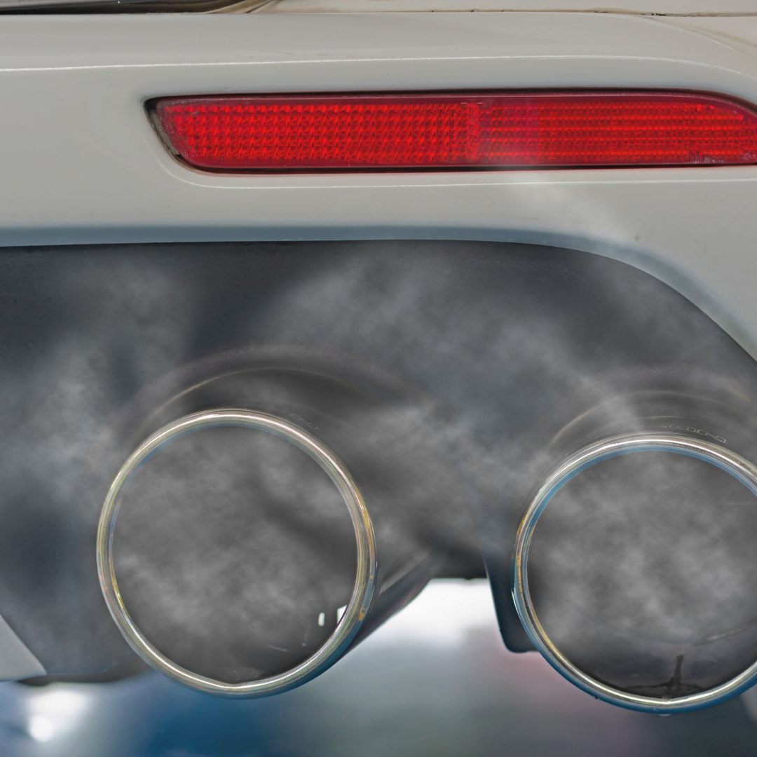 Sollte das Verbrenner-Aus doch nicht kommen, bedeutet das deutliche Mehrkosten für Autofahrer, berechnete Greenpeace.