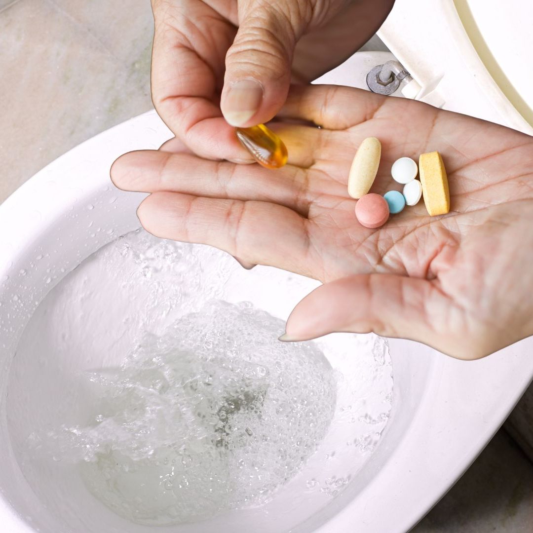 Medikamente dürfen nicht in der Toilette entsorgt werden.