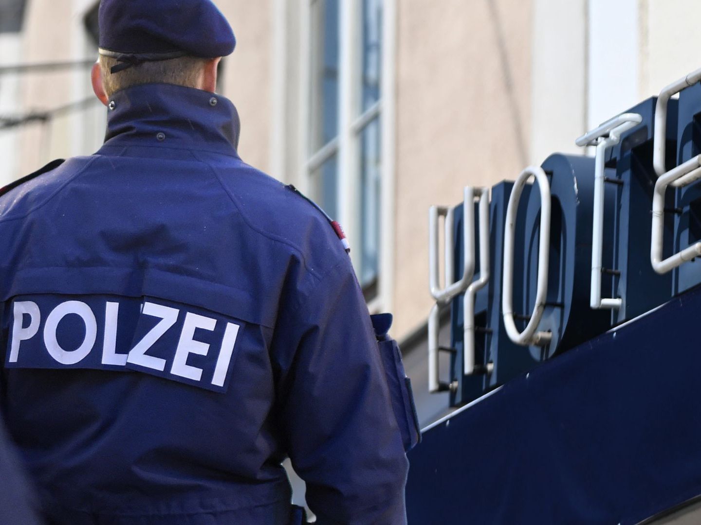 Barfu-schreiend-gewaltt-tig-Mann-drehte-in-Wiener-Hotel-durch