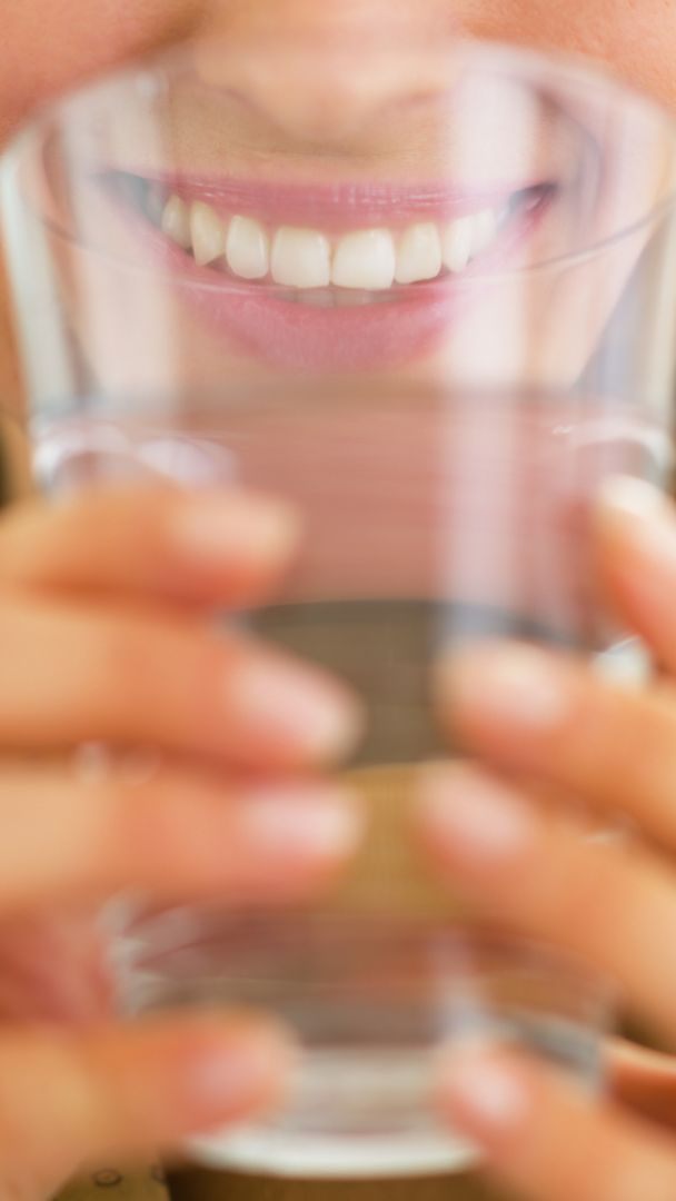 Wer oft Sodawasser trinkt, kann seinen Zahnschmelz schädigen.