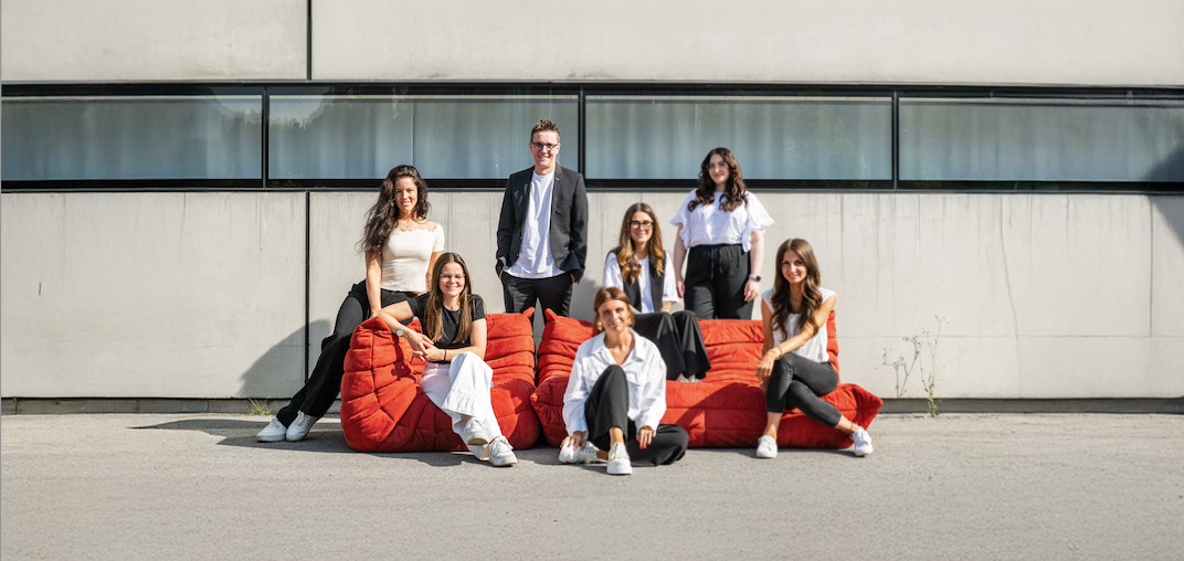 v.l.n.r. Anja Auer (Marketing- und Projektmanagerin), Rosa Natter (Videographin), Georg Burtscher (Geschäftsführer Russmedia Digital), Franziska Deflorian (Marketingleitung), Loreen Pircher (Marketingmanagerin), Nilay Aydin (Grafikdesignerin) und Elena Köhler (Grafikdesignerin) - Foto Beate Rhomberg