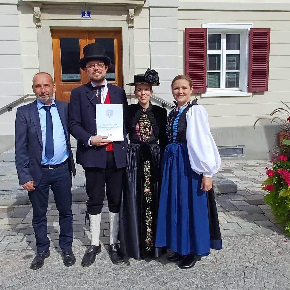 Das frisch vermählte Paar, hier mit Trauzeugen, präsentierte sich in der Montafoner Tracht.