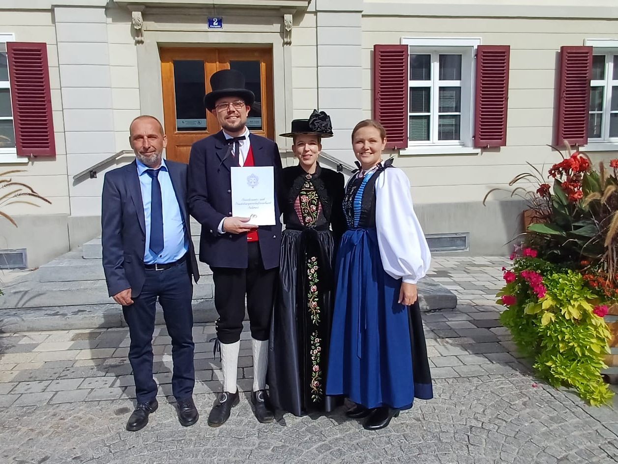 Das frisch vermählte Paar, hier mit Trauzeugen, präsentierte sich in der Montafoner Tracht.