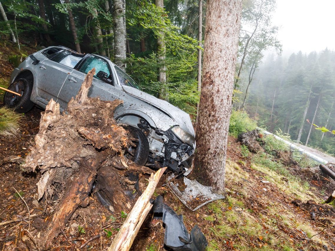 Lenker stürzt mit Pkw in Bürserberg in den Wald Lenker stürzt mit Pkw in Bürserberg in den Wald