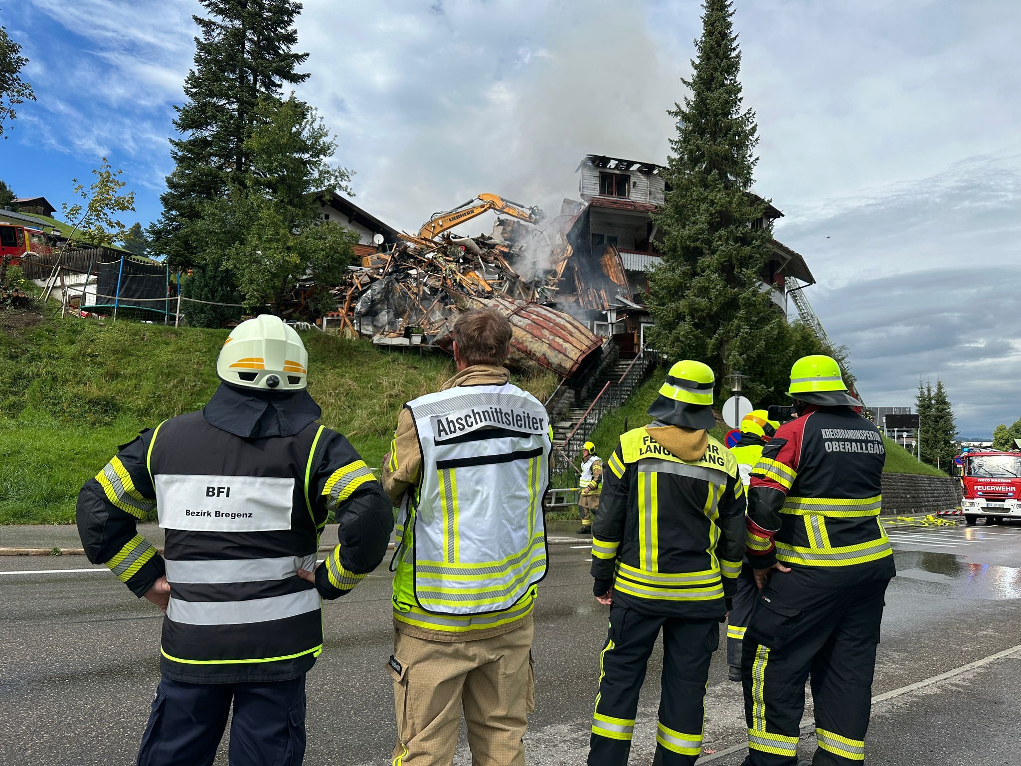 Feuerwehr-Großeinsatz in Hirschegg: Das Dach des Gebäudes konnte nicht mehr gerettet werden.