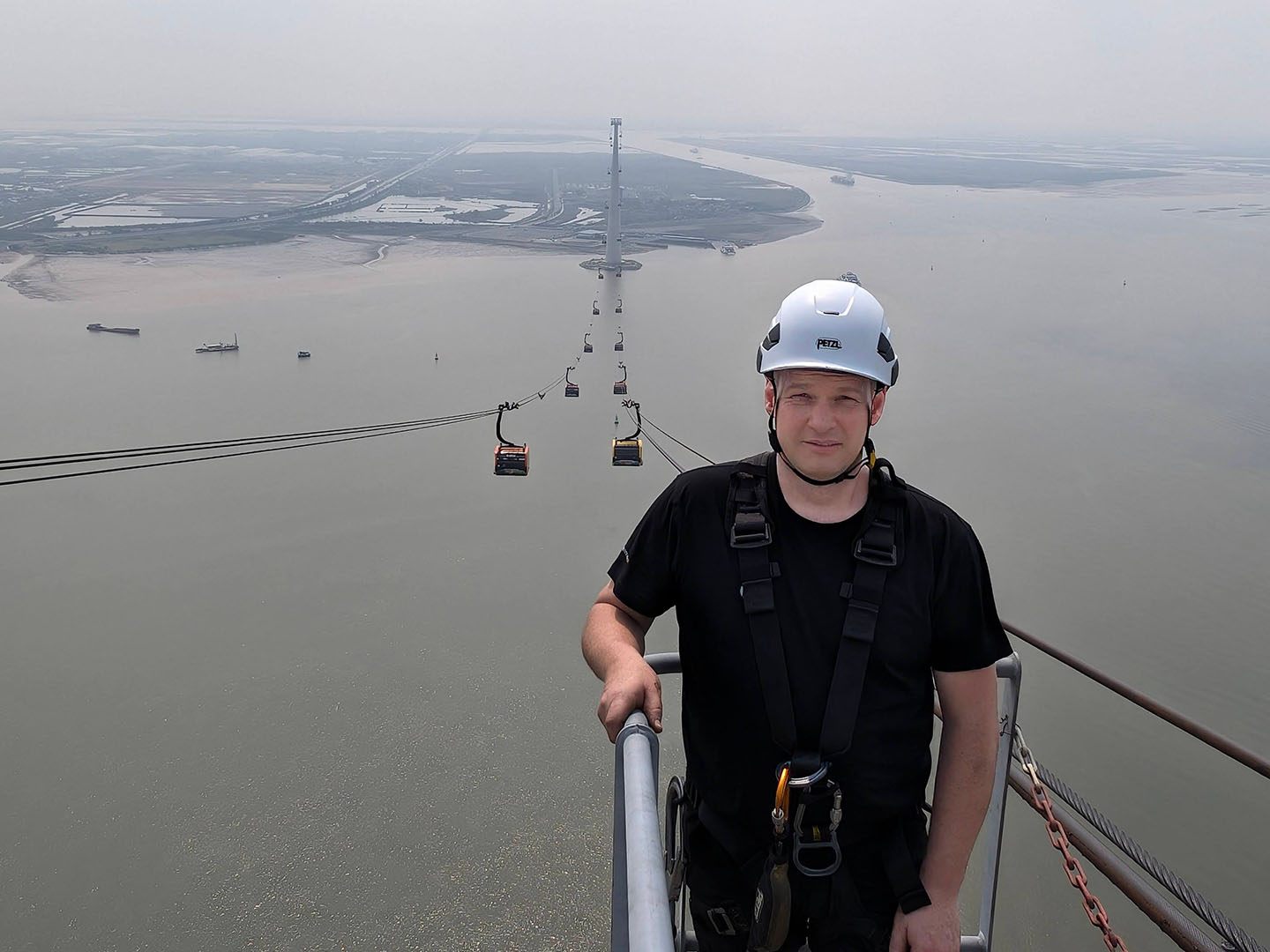 Elmar Röck arbeitet für Doppelmayr als Seilbahntechniker – zuletzt hier auf der mit 215 Metern höchsten Seilbahnstütze der Welt in Vietnam. Elmar Röck arbeitet für Doppelmayr als Seilbahntechniker – zuletzt hier auf der mit 215 Metern höchsten Seilbahnstütze der Welt in Vietnam.