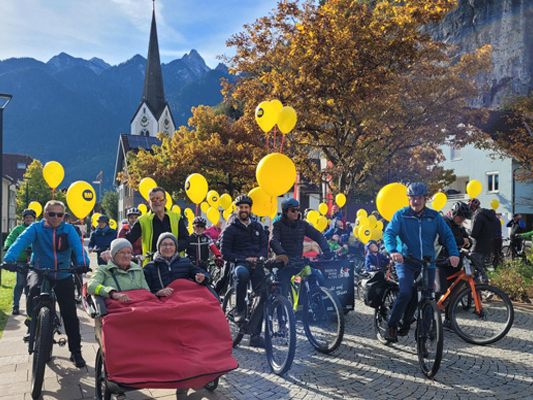 Radbegeisterte aus Bludenz und Umgebung treten bei der großen Fahrradparade zum Finale in die Pedale