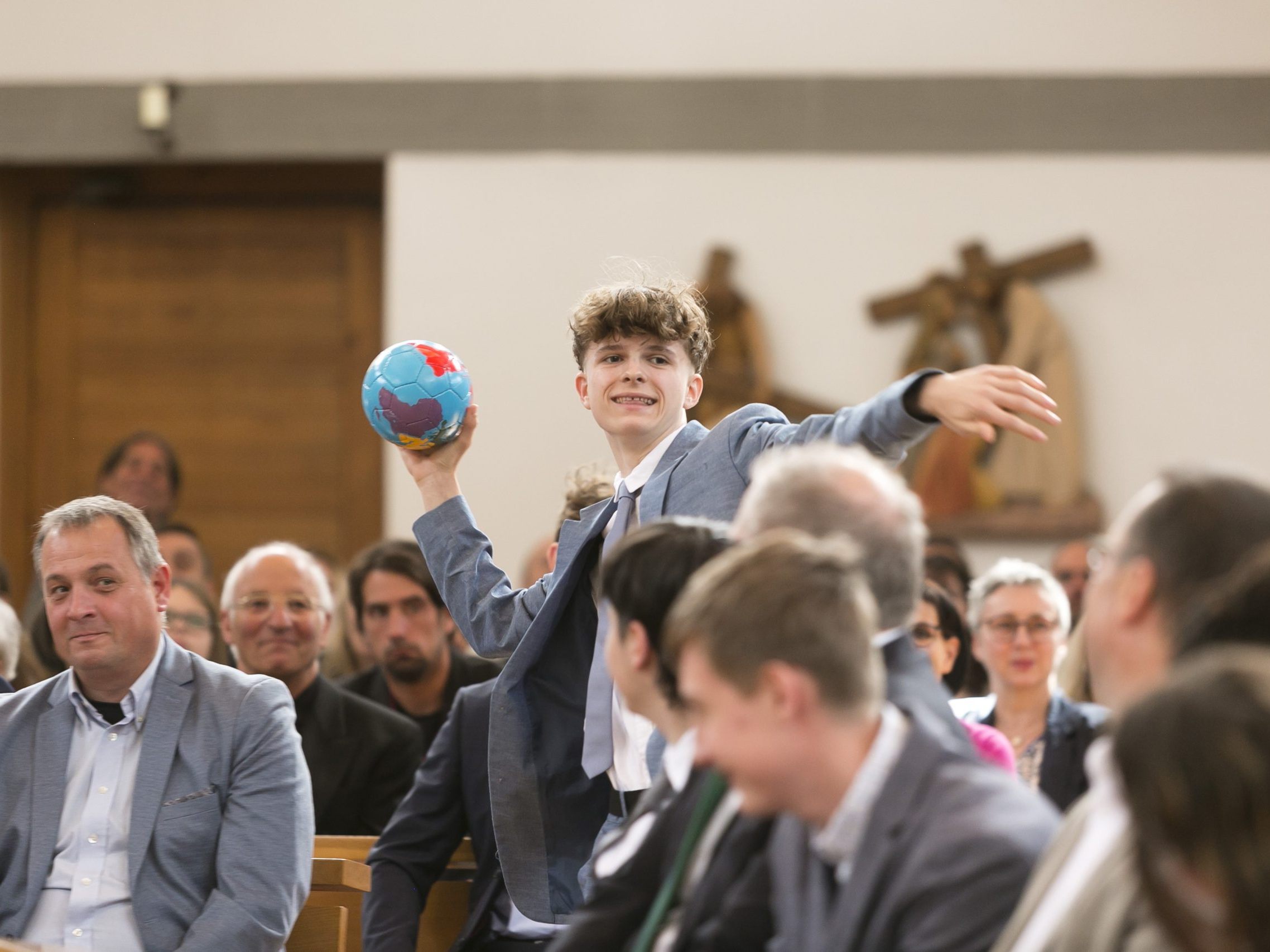 Josef Schreiber beim Anwurf des Balls im Firmgottesdienst.