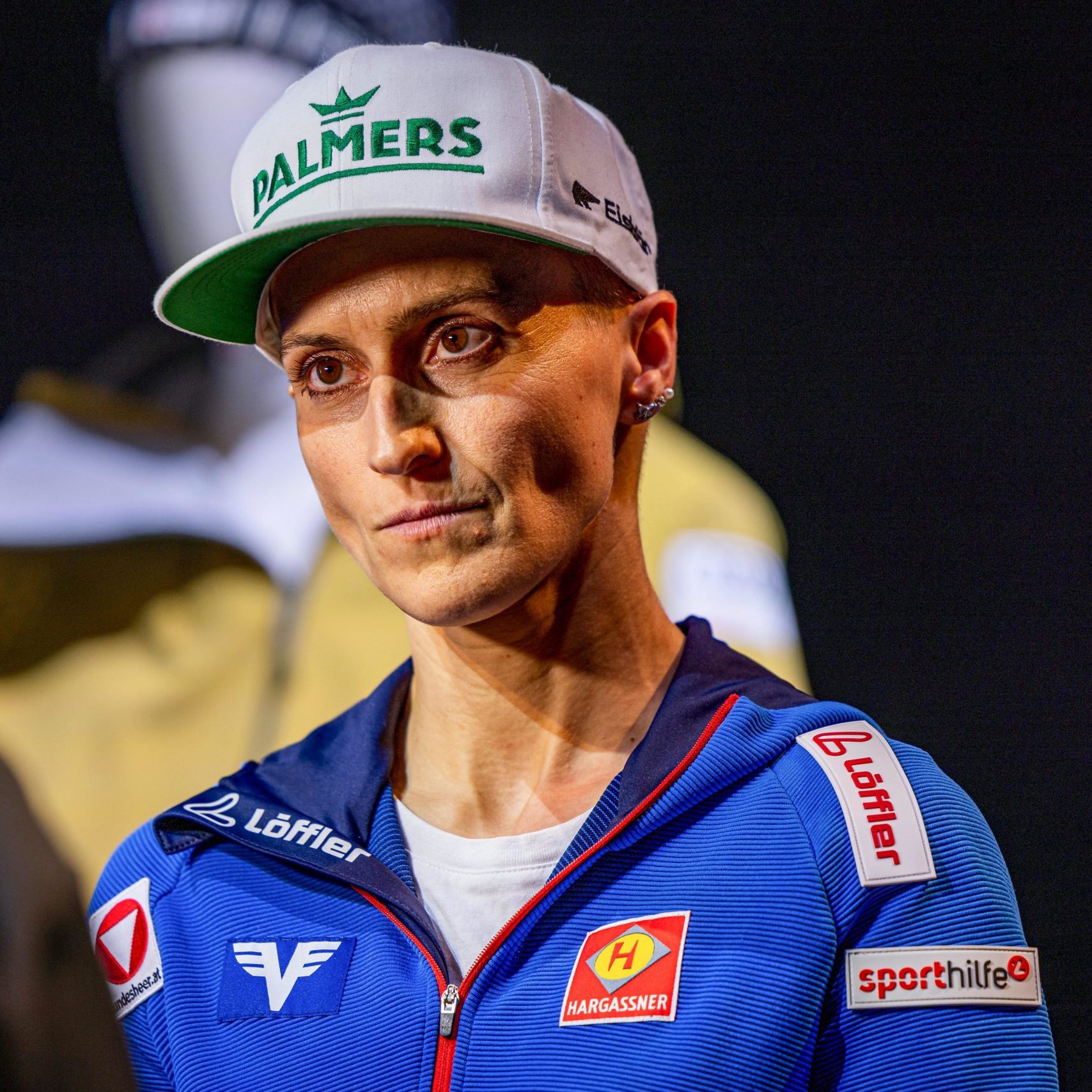 Eva Pinkelnig zog sich bei einem Sturz in Predazzo einen Kreuzbandriss zu und fällt für die gesamte Olympia-Saison 2025/26 aus.