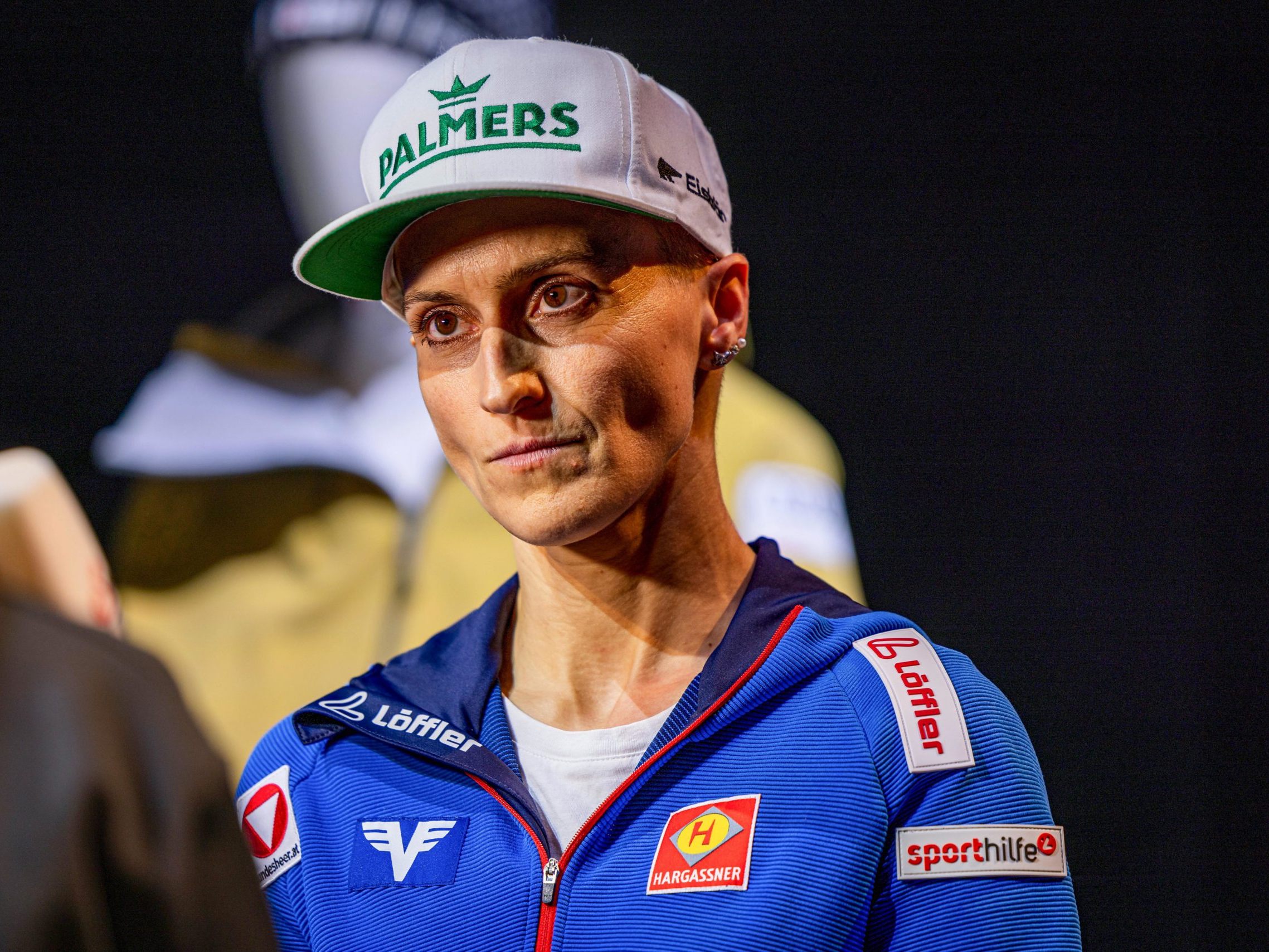 Eva Pinkelnig zog sich bei einem Sturz in Predazzo einen Kreuzbandriss zu und fällt für die gesamte Olympia-Saison 2025/26 aus.